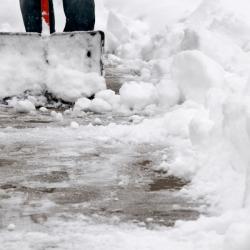 Winterdienst mit Schneeschaufel in Dachau